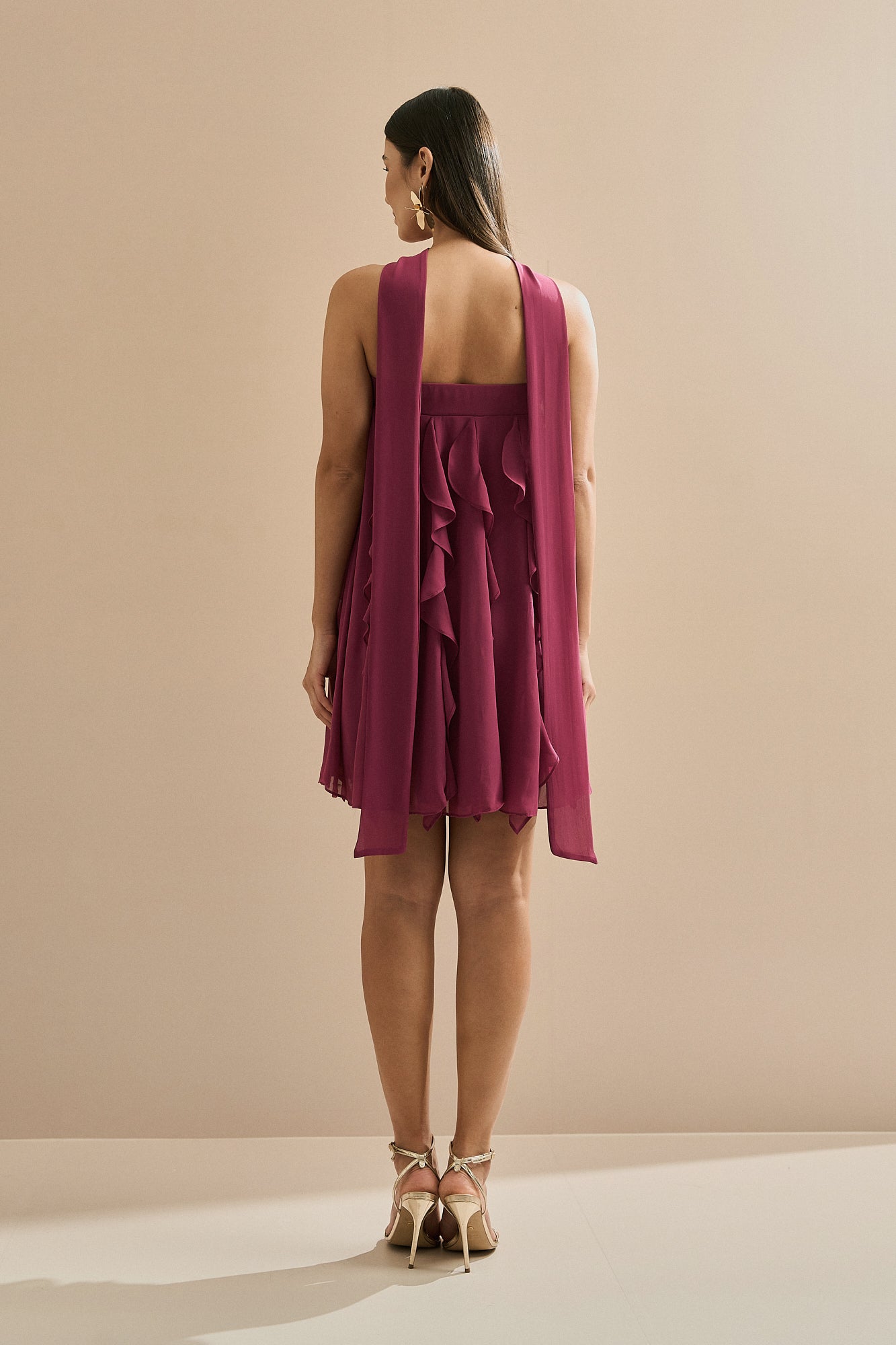 Vestido Curto em Chiffon com Babados em Cascata e Decote Reto com Echarpe - Alma Fúcsia