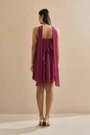 Vestido Curto em Chiffon com Babados em Cascata e Decote Reto com Echarpe - Alma Fúcsia