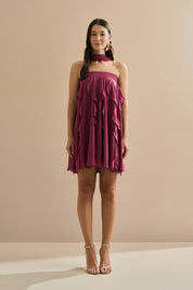 Vestido Curto em Chiffon com Babados em Cascata e Decote Reto com Echarpe - Alma Fúcsia