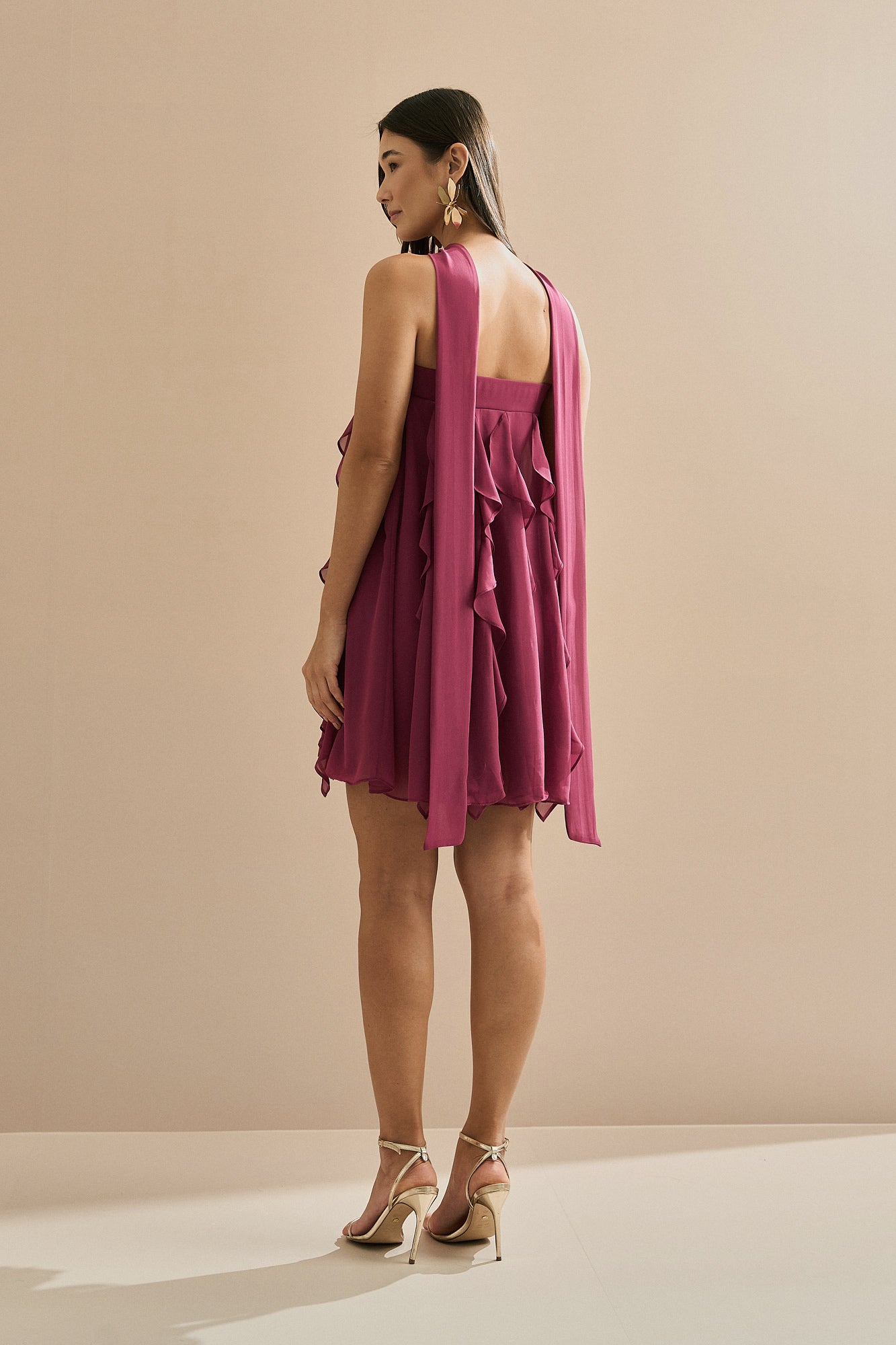 Vestido Curto em Chiffon com Babados em Cascata e Decote Reto com Echarpe - Alma Fúcsia