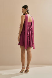 Vestido Curto em Chiffon com Babados em Cascata e Decote Reto com Echarpe - Alma Fúcsia