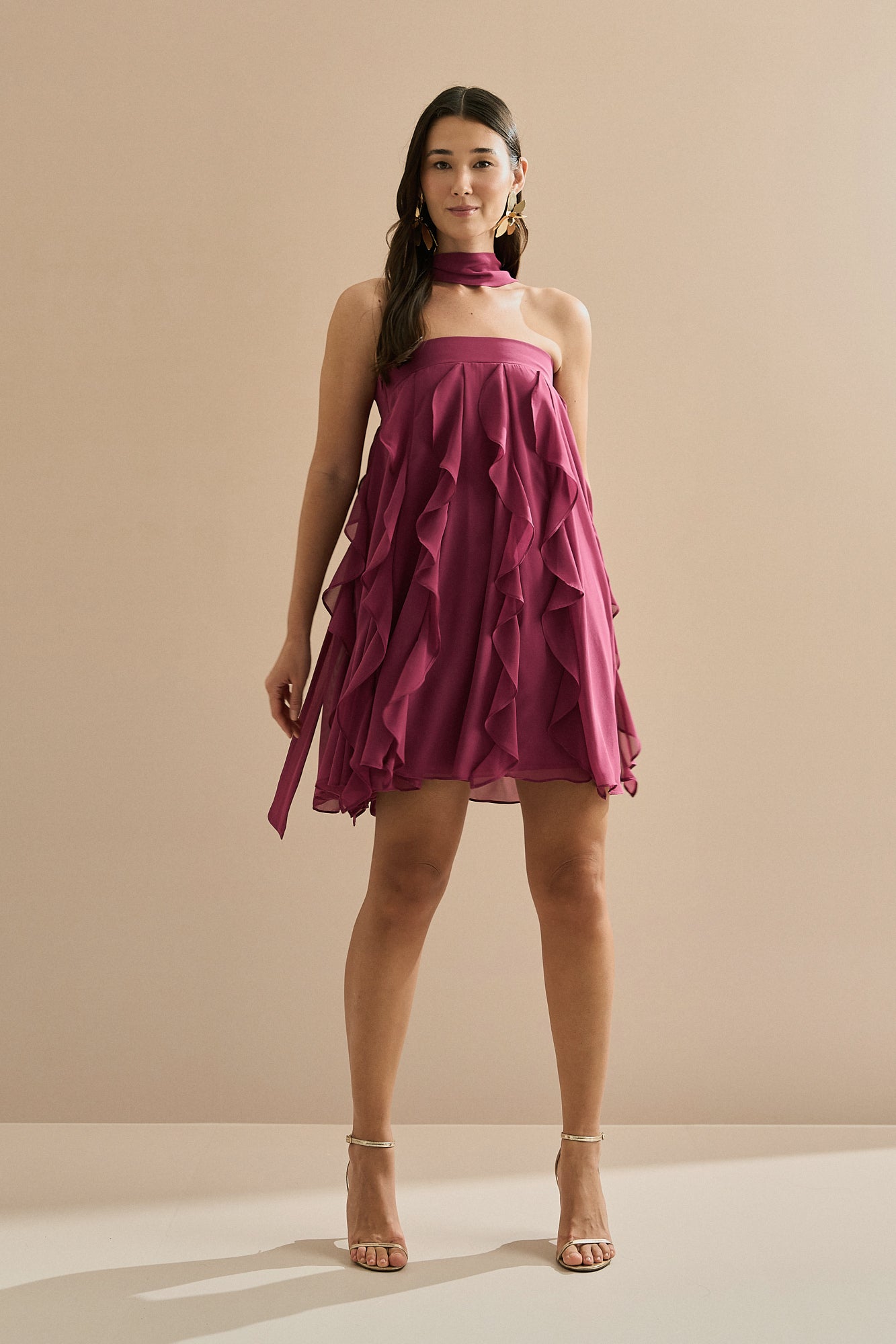 Vestido Curto em Chiffon com Babados em Cascata e Decote Reto com Echarpe - Alma Fúcsia