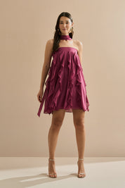 Vestido Curto em Chiffon com Babados em Cascata e Decote Reto com Echarpe - Alma Fúcsia