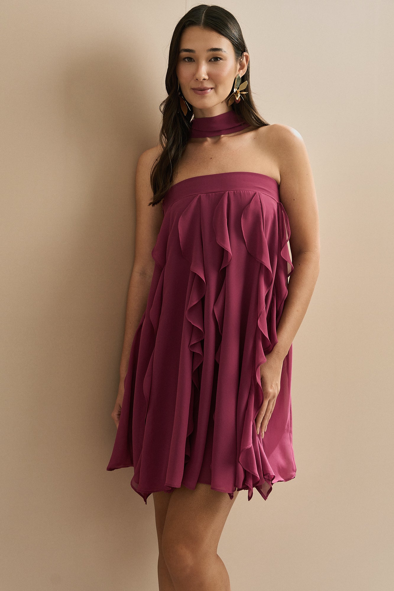 vestido_curto_em_chiffon_com_babados_estilo_cascata_e_decote_reto_com_echarpe_alma_fucsia_perto.jpg
