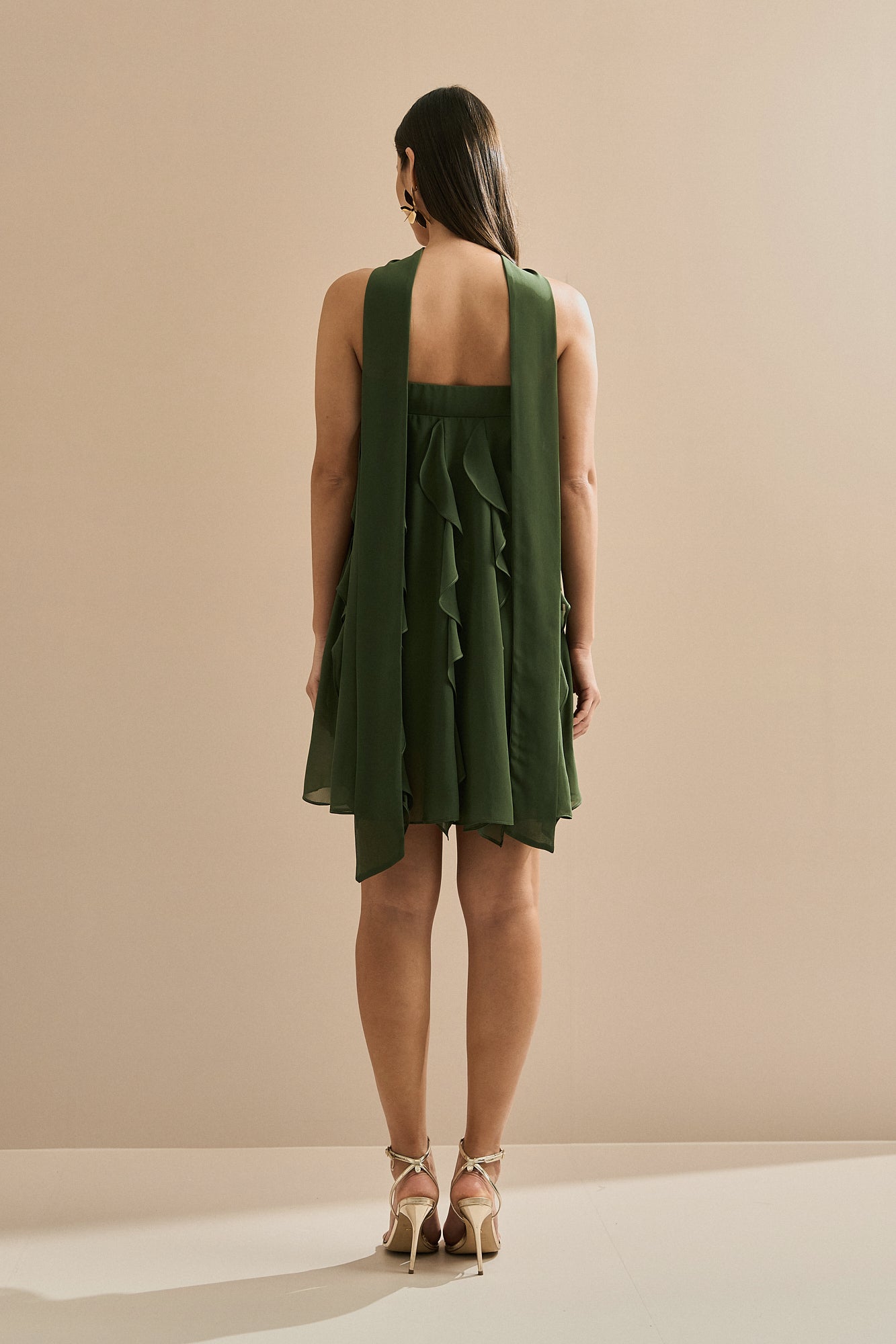 Vestido Curto em Chiffon com Babados em Cascata e Decote Reto com Echarpe - Alma Verde Oliva