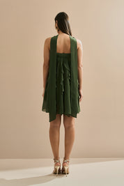 Vestido Curto em Chiffon com Babados em Cascata e Decote Reto com Echarpe - Alma Verde Oliva