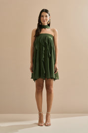 Vestido Curto em Chiffon com Babados em Cascata e Decote Reto com Echarpe - Alma Verde Oliva