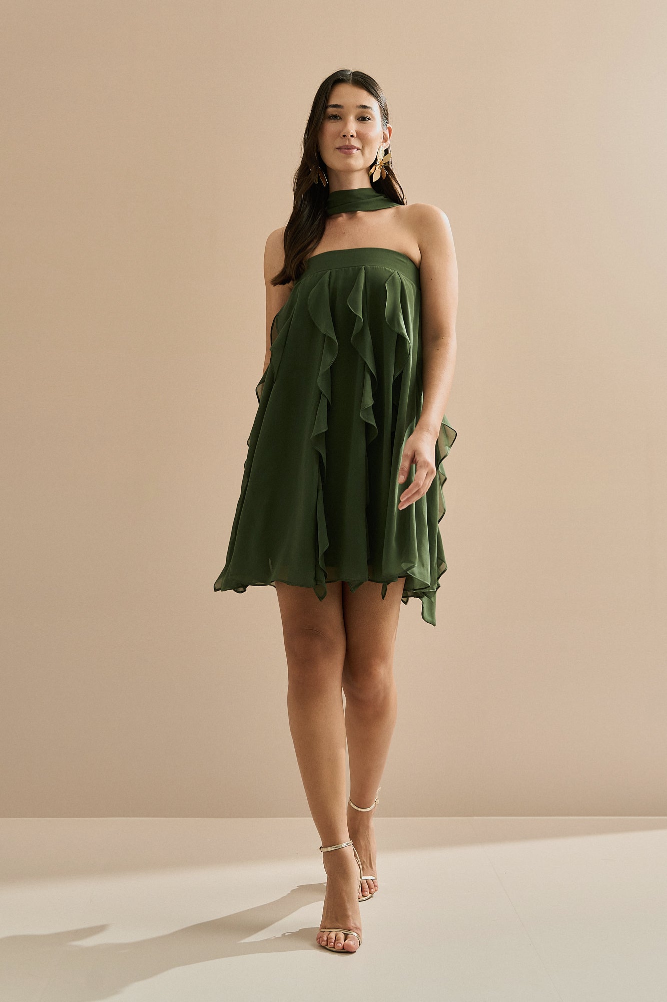 Vestido Curto em Chiffon com Babados em Cascata e Decote Reto com Echarpe - Alma Verde Oliva