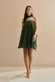 Vestido Curto em Chiffon com Babados em Cascata e Decote Reto com Echarpe - Alma Verde Oliva