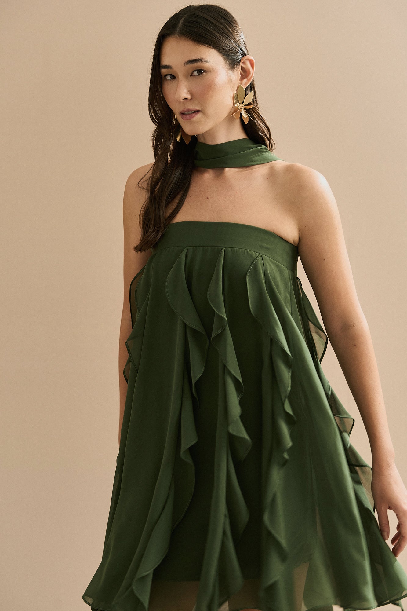 Vestido Curto em Chiffon com Babados em Cascata e Decote Reto com Echarpe - Alma Verde Oliva