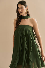 Vestido Curto em Chiffon com Babados em Cascata e Decote Reto com Echarpe - Alma Verde Oliva