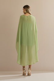 Vestido Curto em Chiffon com Decote Reto Sem Alças e Capa Fluida Sobreposta - Áurea Verde Matchá