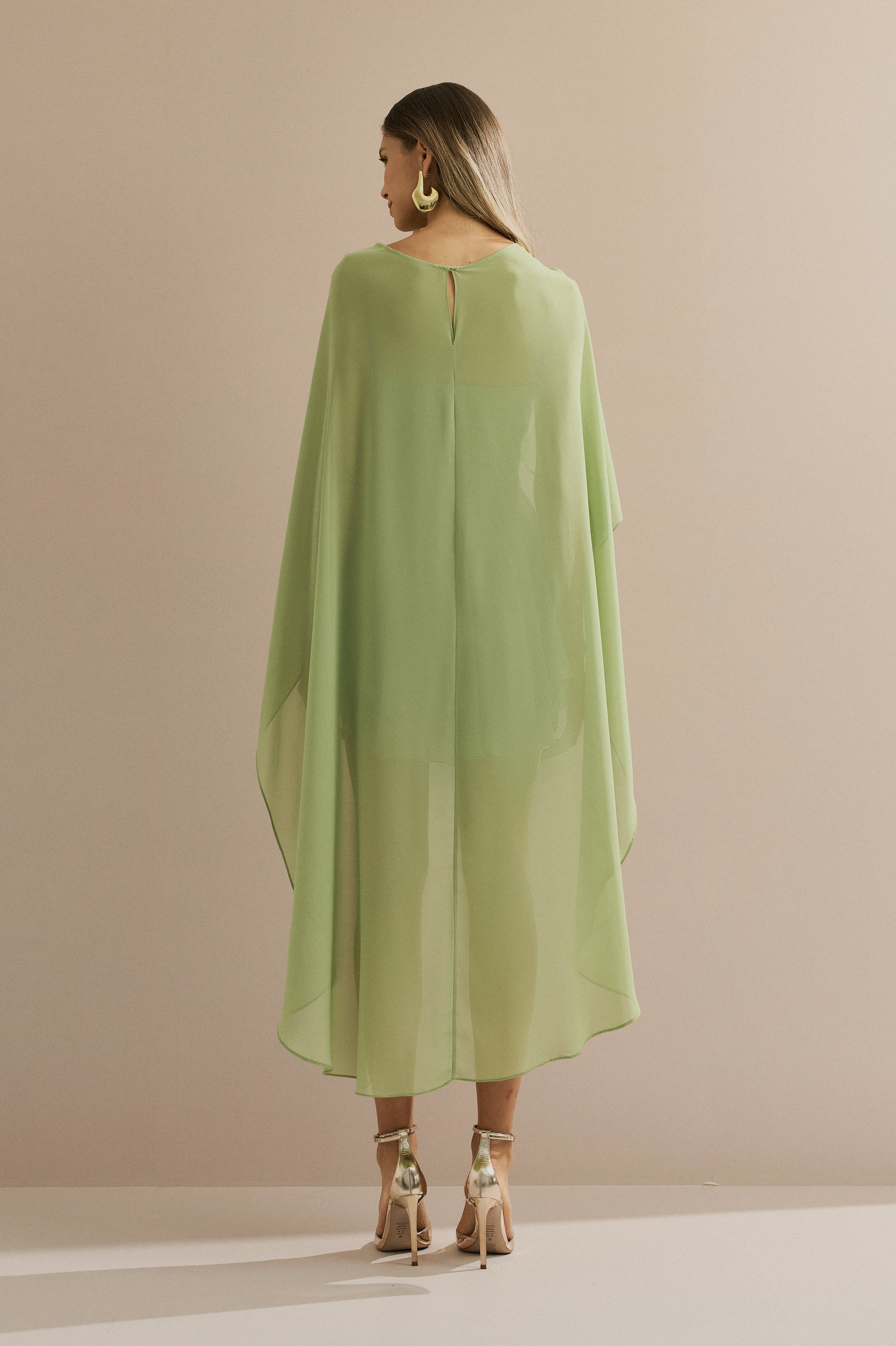 Vestido Curto em Chiffon com Decote Reto Sem Alças e Capa Fluida Sobreposta - Áurea Verde Matchá