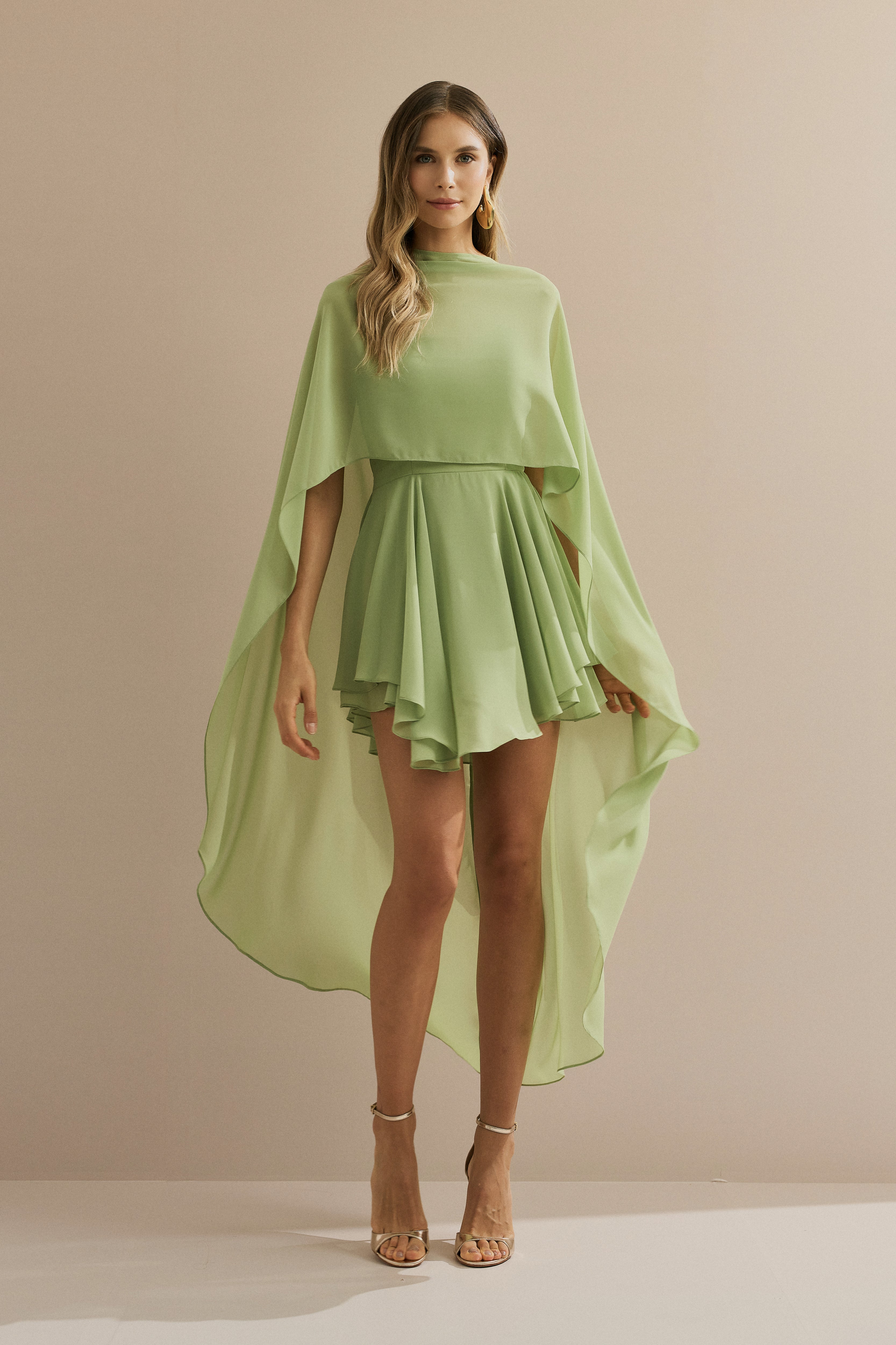 Vestido Curto em Chiffon com Decote Reto Sem Alças e Capa Fluida Sobreposta - Áurea Verde Matchá