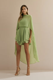 Vestido Curto em Chiffon com Decote Reto Sem Alças e Capa Fluida Sobreposta - Áurea Verde Matchá