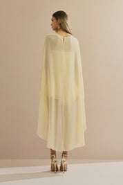 Vestido Curto em Chiffon com Decote Reto Sem Alças e Capa Fluida Sobreposta - Áurea Amarelo Manteiga