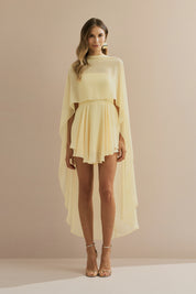Vestido Curto em Chiffon com Decote Reto Sem Alças e Capa Fluida Sobreposta - Áurea Amarelo Manteiga