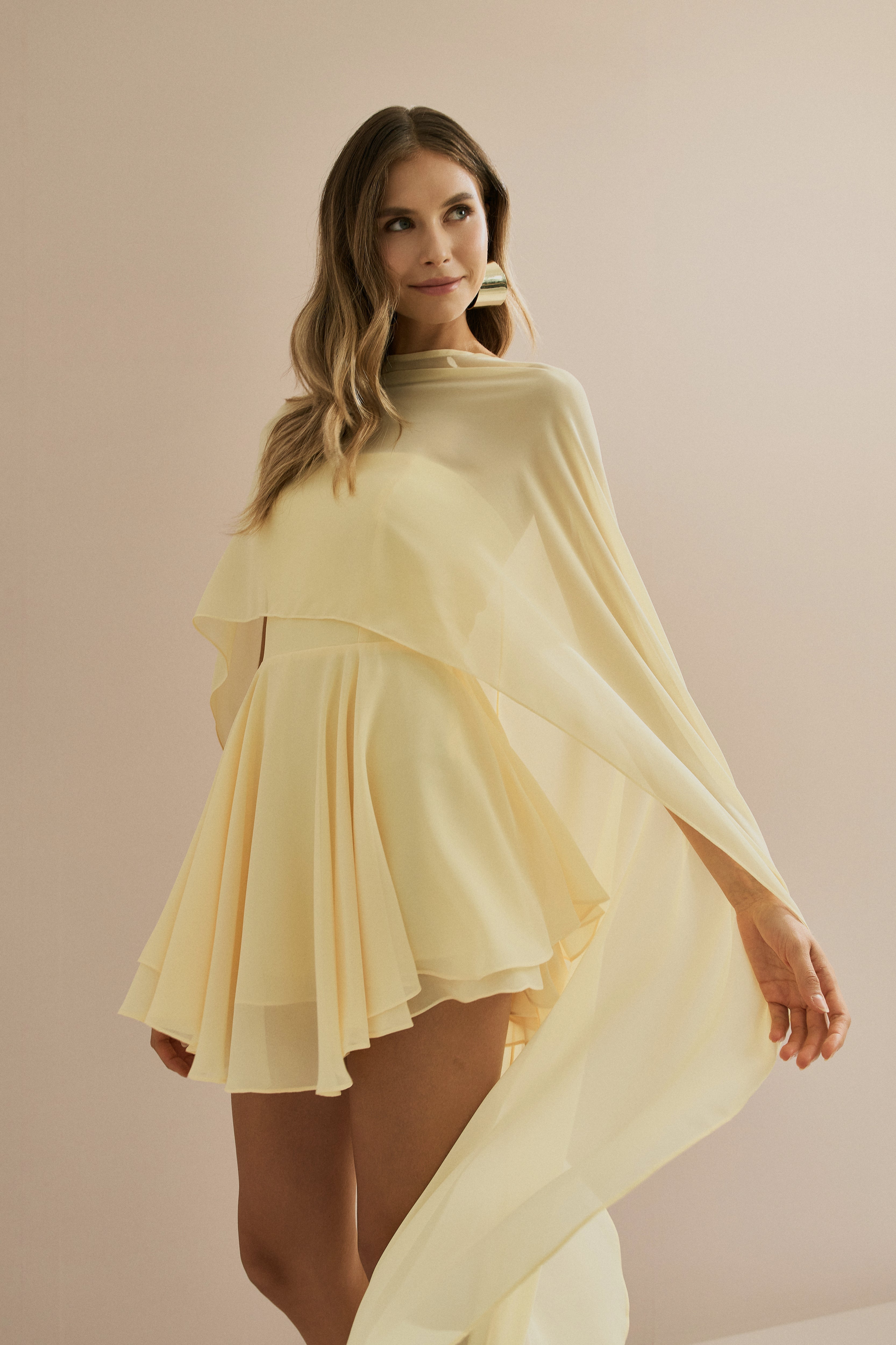 Vestido Curto em Chiffon com Decote Reto Sem Alças e Capa Fluida Sobreposta - Áurea Amarelo Manteiga