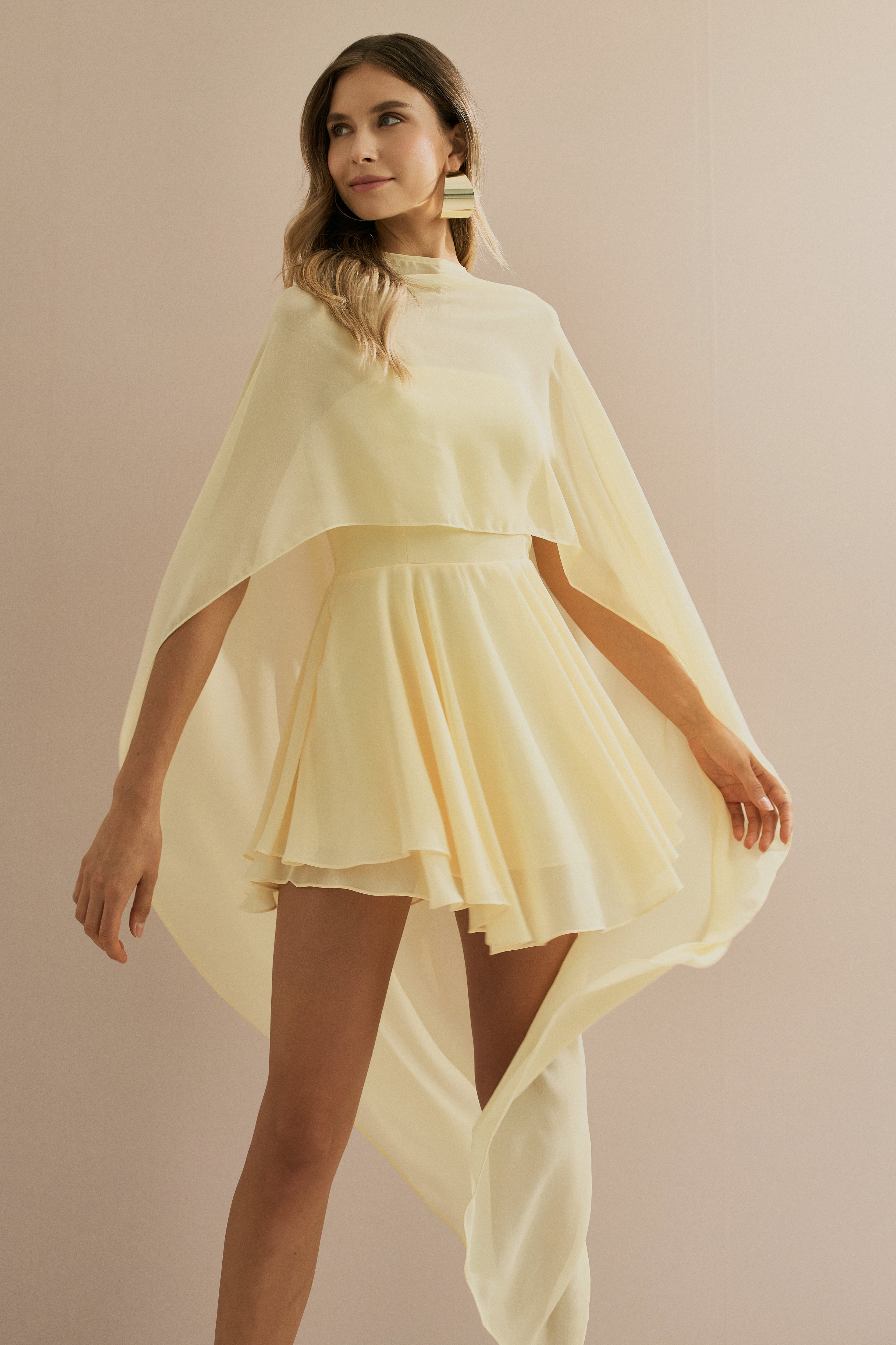 Vestido Curto em Chiffon com Decote Reto Sem Alças e Capa Fluida Sobreposta - Áurea Amarelo Manteiga