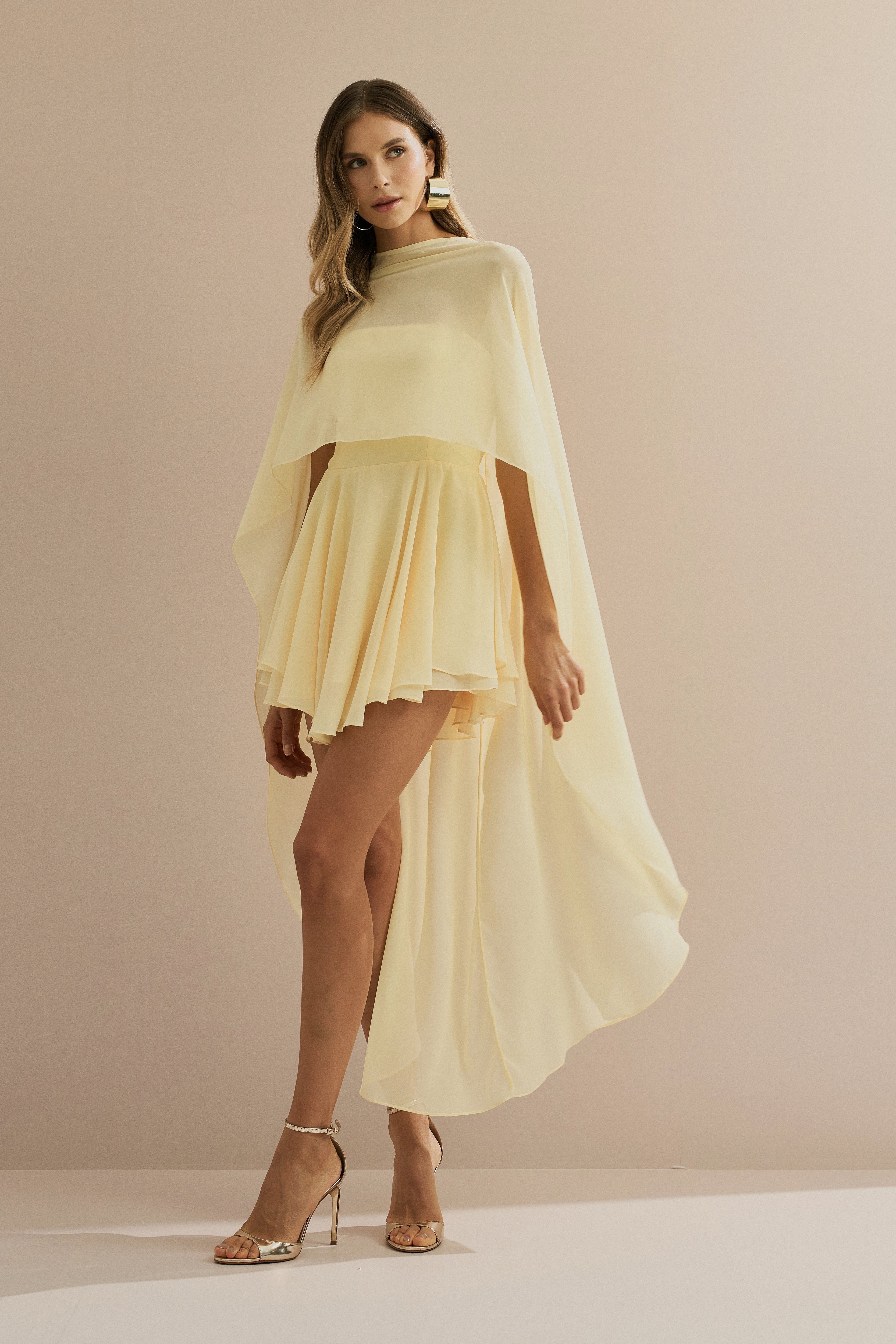 Vestido Curto em Chiffon com Decote Reto Sem Alças e Capa Fluida Sobreposta - Áurea Amarelo Manteiga