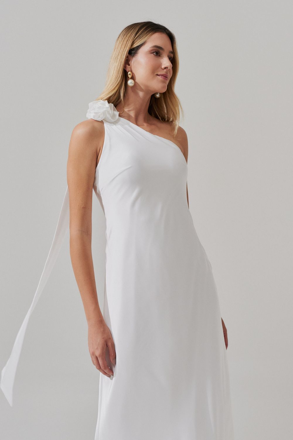 Vestido Long Midi com Decote Assimétrico e Flor Removível - Santa Fé Off White