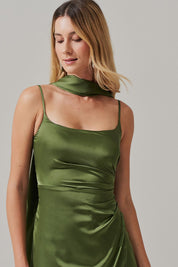 Vestido Long Midi com Pregas e Fenda lateral e Echarpe - Dhaka Oliva