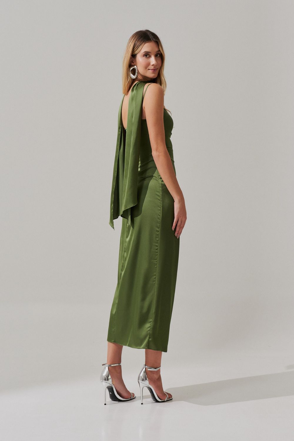 Vestido Long Midi com Pregas e Fenda lateral e Echarpe - Dhaka Oliva