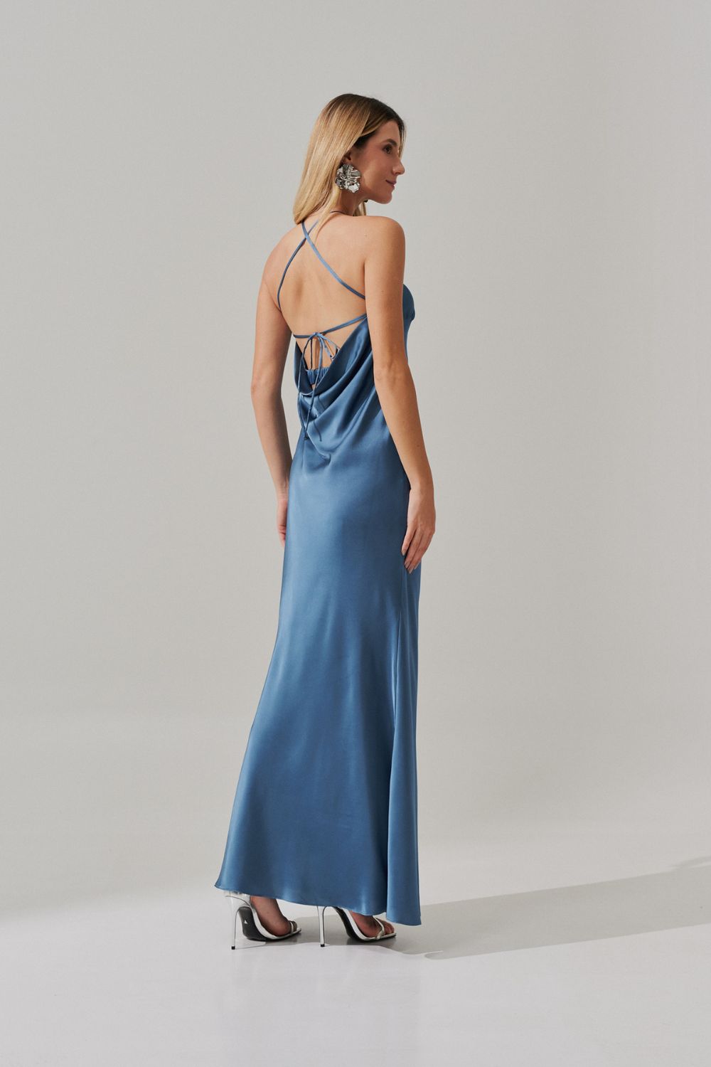 Vestido Long Midi de Cetim com Decote Triangular e Amarração nas Costas - Capri Azul Jeans