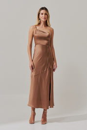 Vestido Long Midi Ombro Único em Cetim com Fenda Lateral - Jordânia Mocha | Marrom