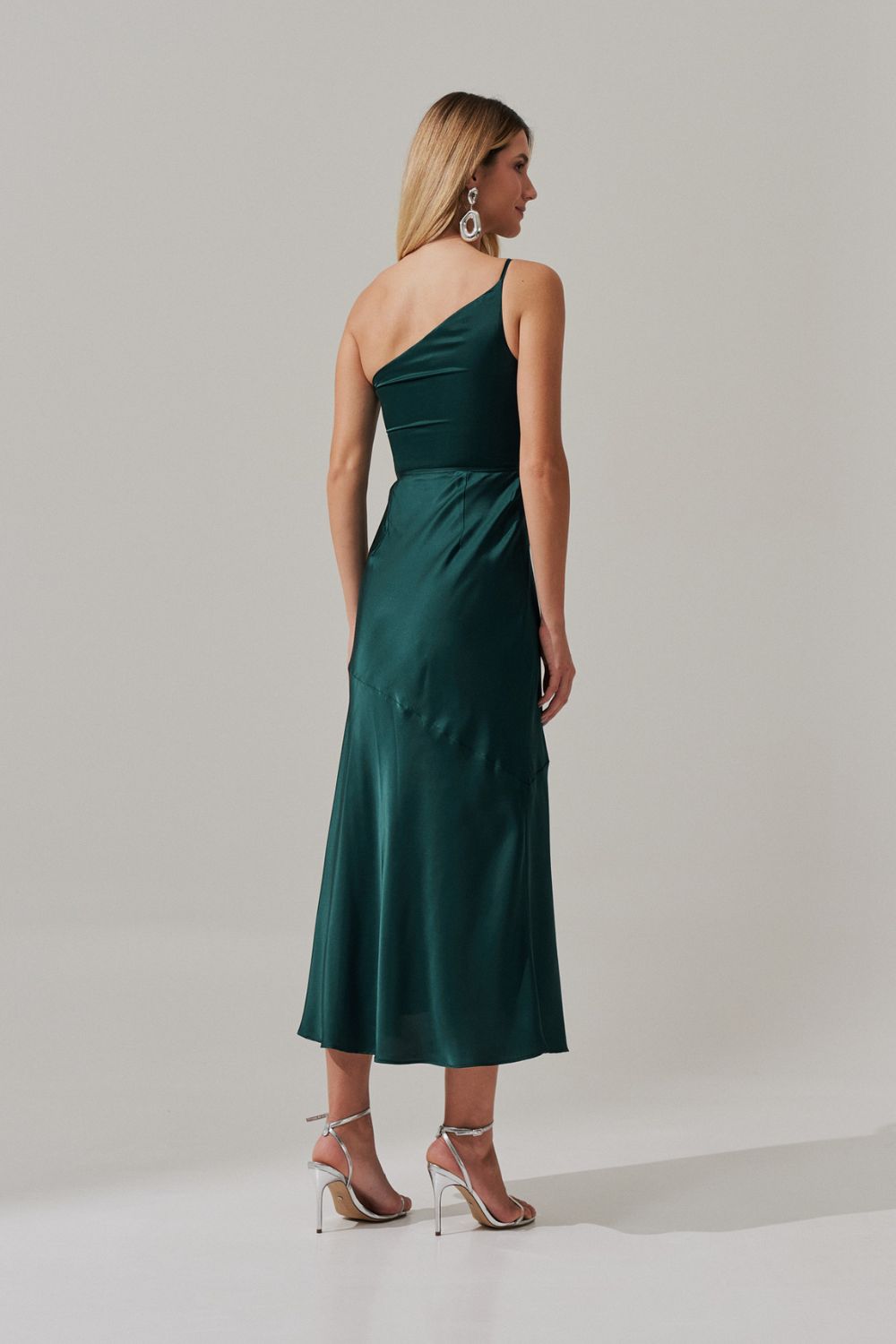 Vestido Long Midi Ombro Único em Cetim com Fenda Lateral - Jordânia Verde Bandeira