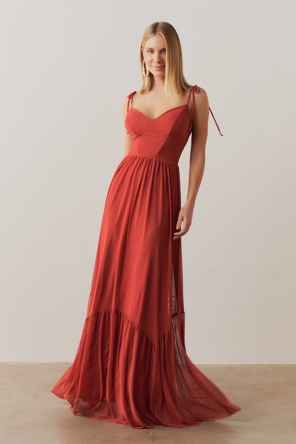 Vestido Longo com Alças Finas, Busto Demarcado com Saia Volumosa e Franzida - Denver Terracota