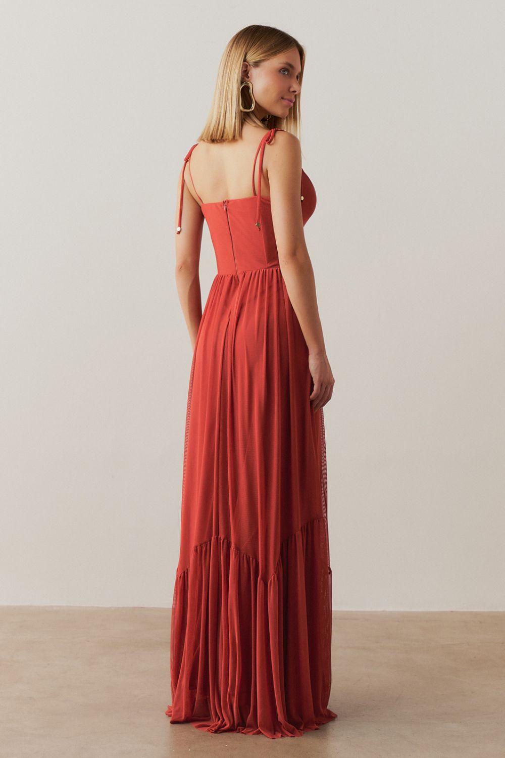 Vestido Longo com Alças Finas, Busto Demarcado com Saia Volumosa e Franzida - Denver Terracota