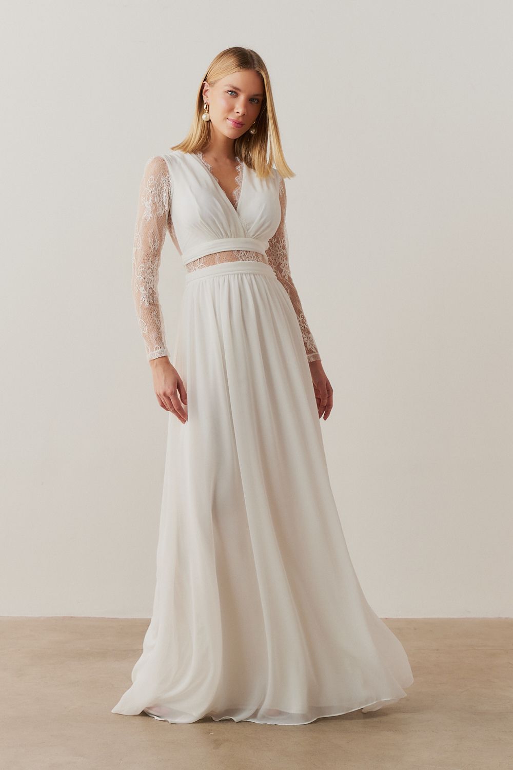 Vestido Longo com Aplicação de Renda nas Mangas e Costas - Cora Off White