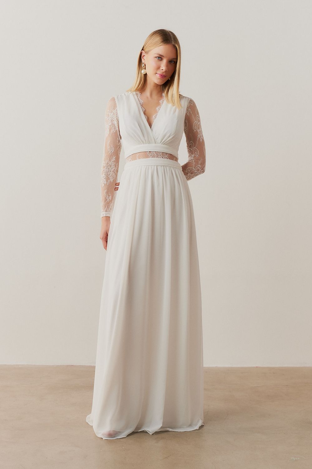 Vestido Longo com Aplicação de Renda nas Mangas e Costas - Cora Off White