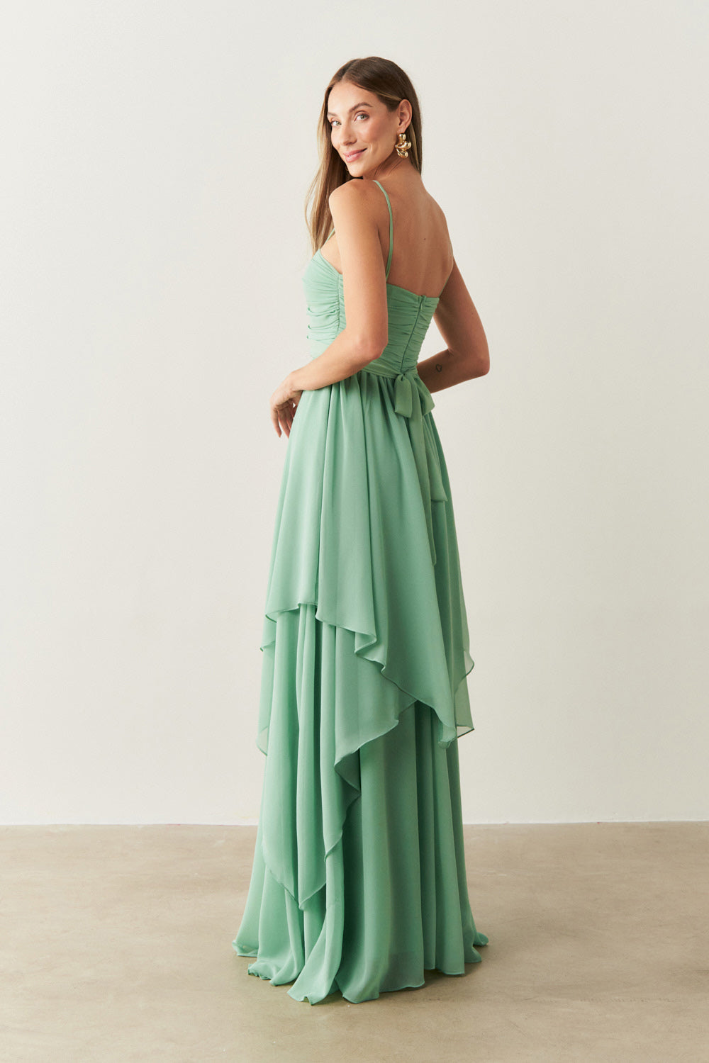 Vestido Longo com Busto Drapeado, Saia com Babados Assimétricos e Alça removível - Noruega Menta