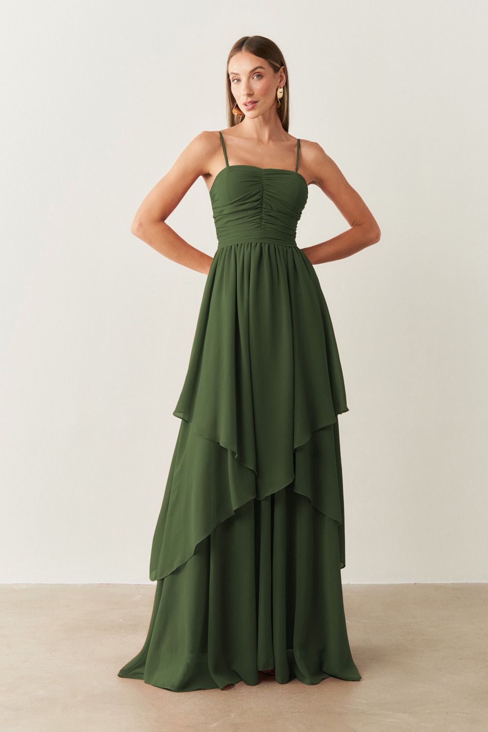 Vestido Longo com Busto Drapeado, Saia com Babados Assimétricos e Alça removível - Noruega Oliva