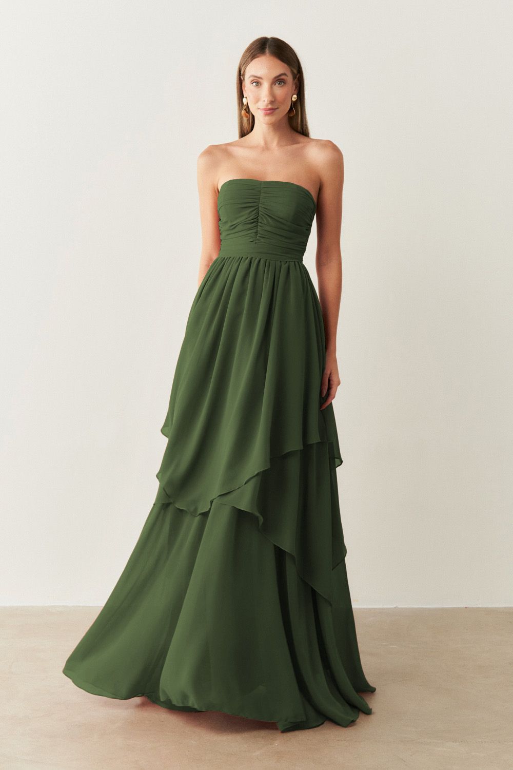 Vestido Longo com Busto Drapeado, Saia com Babados Assimétricos e Alça removível - Noruega Oliva