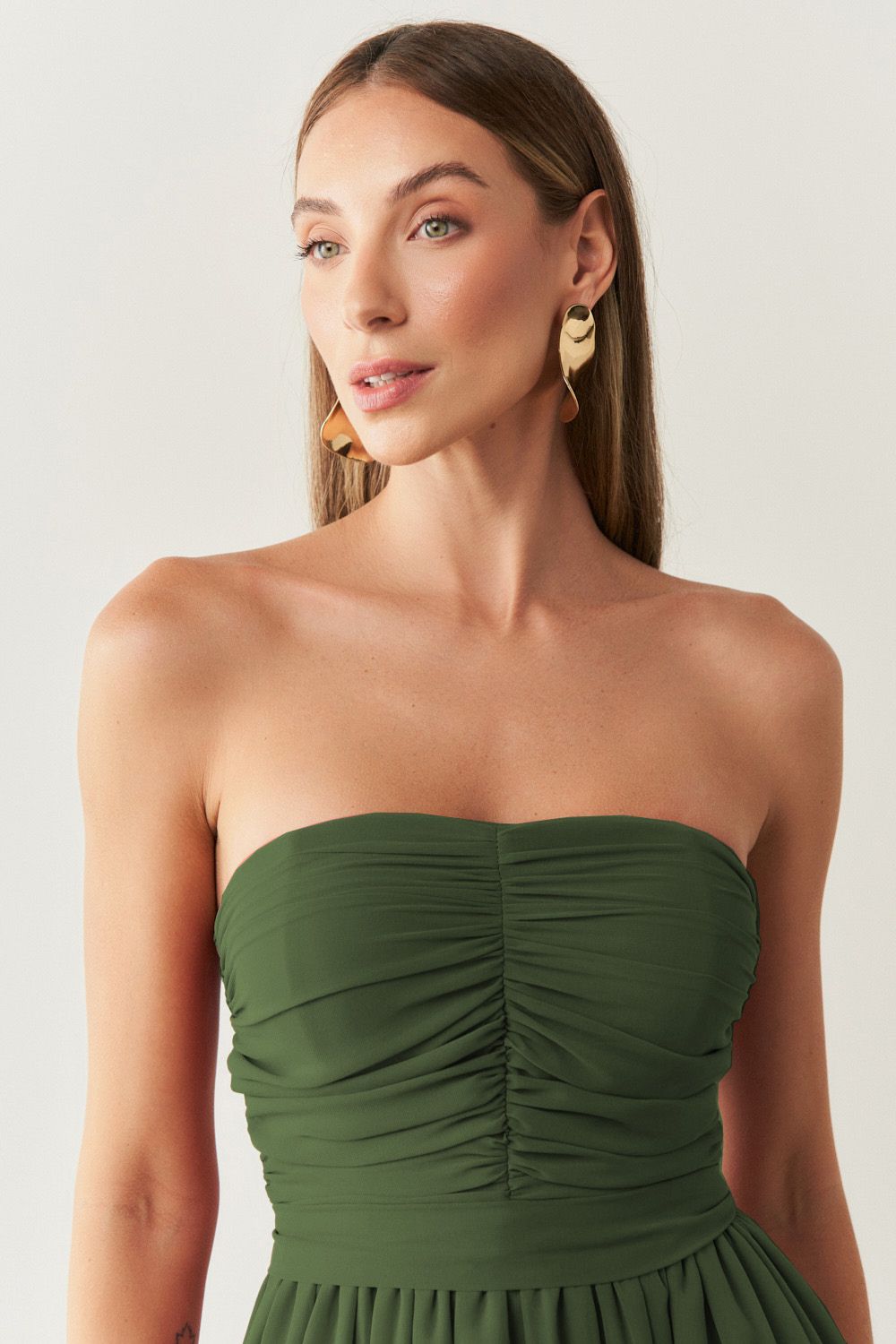 Vestido Longo com Busto Drapeado, Saia com Babados Assimétricos e Alça removível - Noruega Oliva