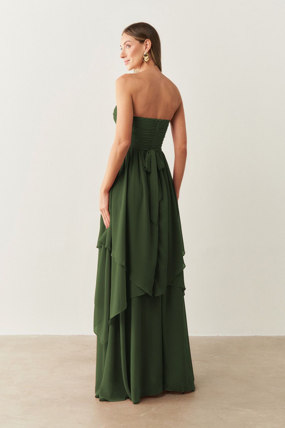 Vestido Longo com Busto Drapeado, Saia com Babados Assimétricos e Alça removível - Noruega Oliva