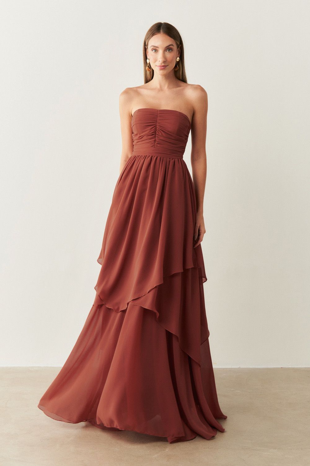 Vestido Longo com Busto Drapeado, Saia com Babados Assimétricos e Alça removível - Noruega Terracota