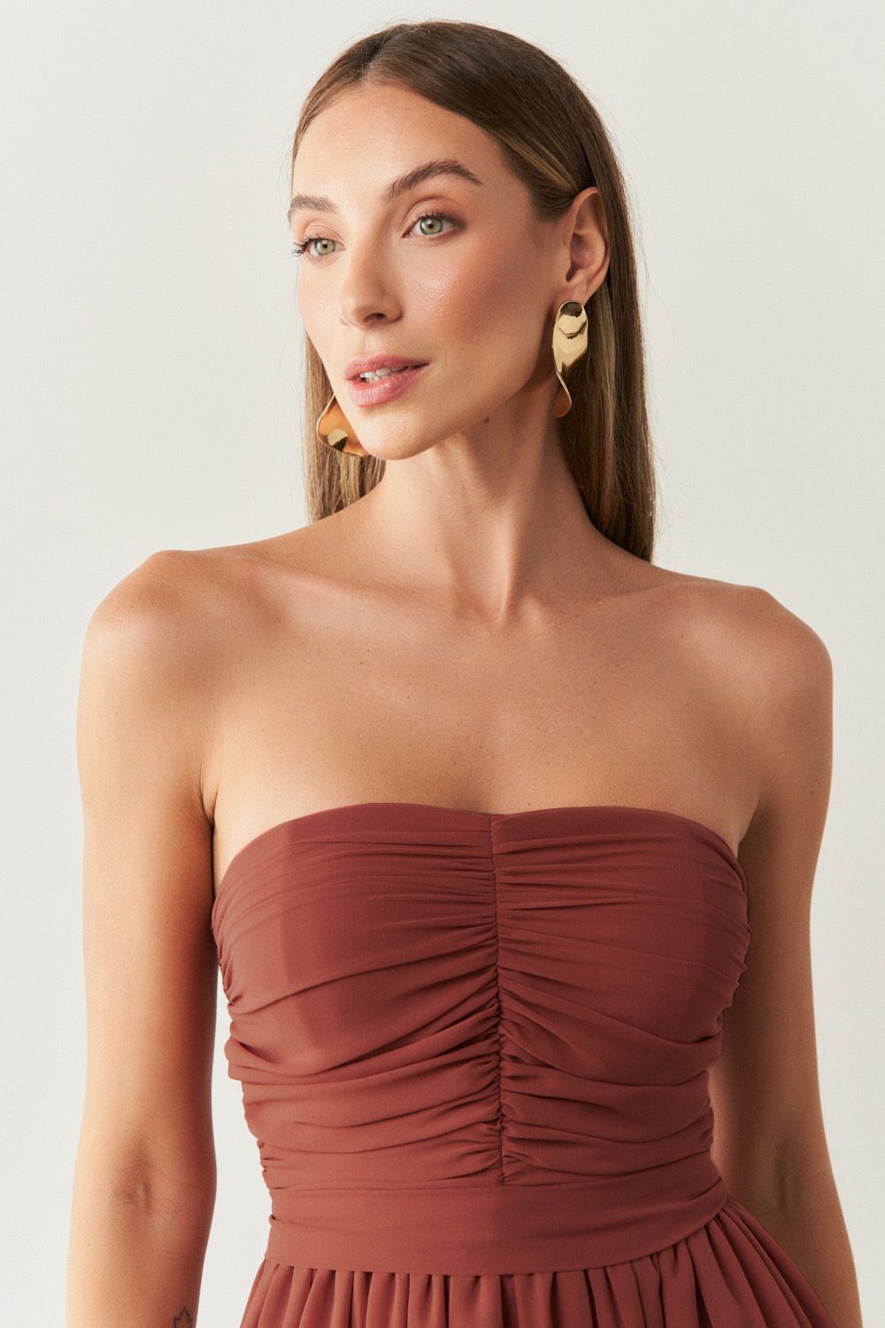 Vestido Longo com Busto Drapeado, Saia com Babados Assimétricos e Alça removível - Noruega Terracota