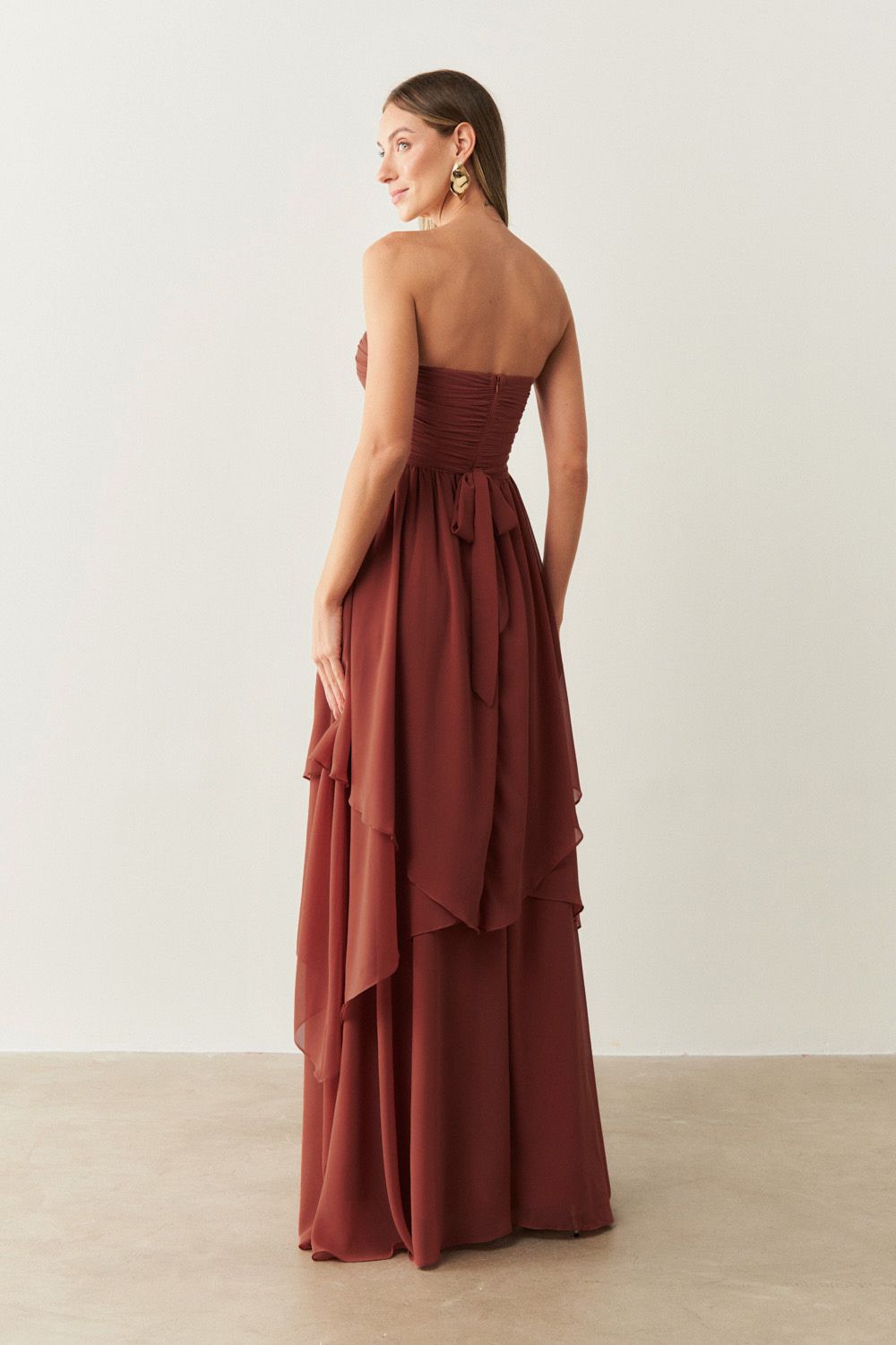 Vestido Longo com Busto Drapeado, Saia com Babados Assimétricos e Alça removível - Noruega Terracota