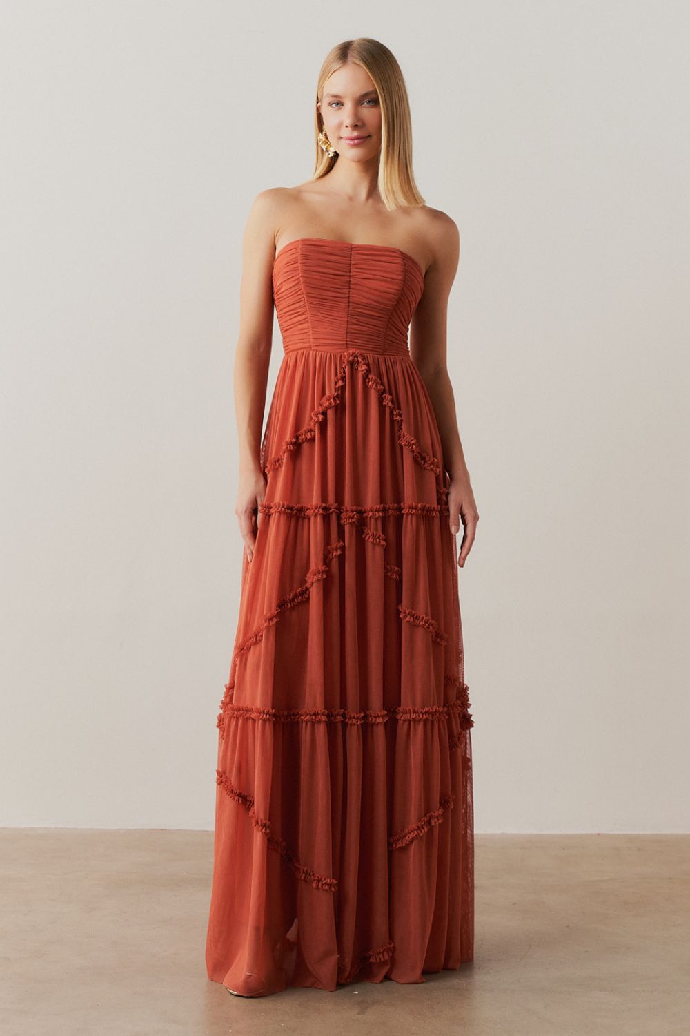 Vestido Longo com Busto Franzido e Saia com Detalhes em Babados - Suiça Terracota