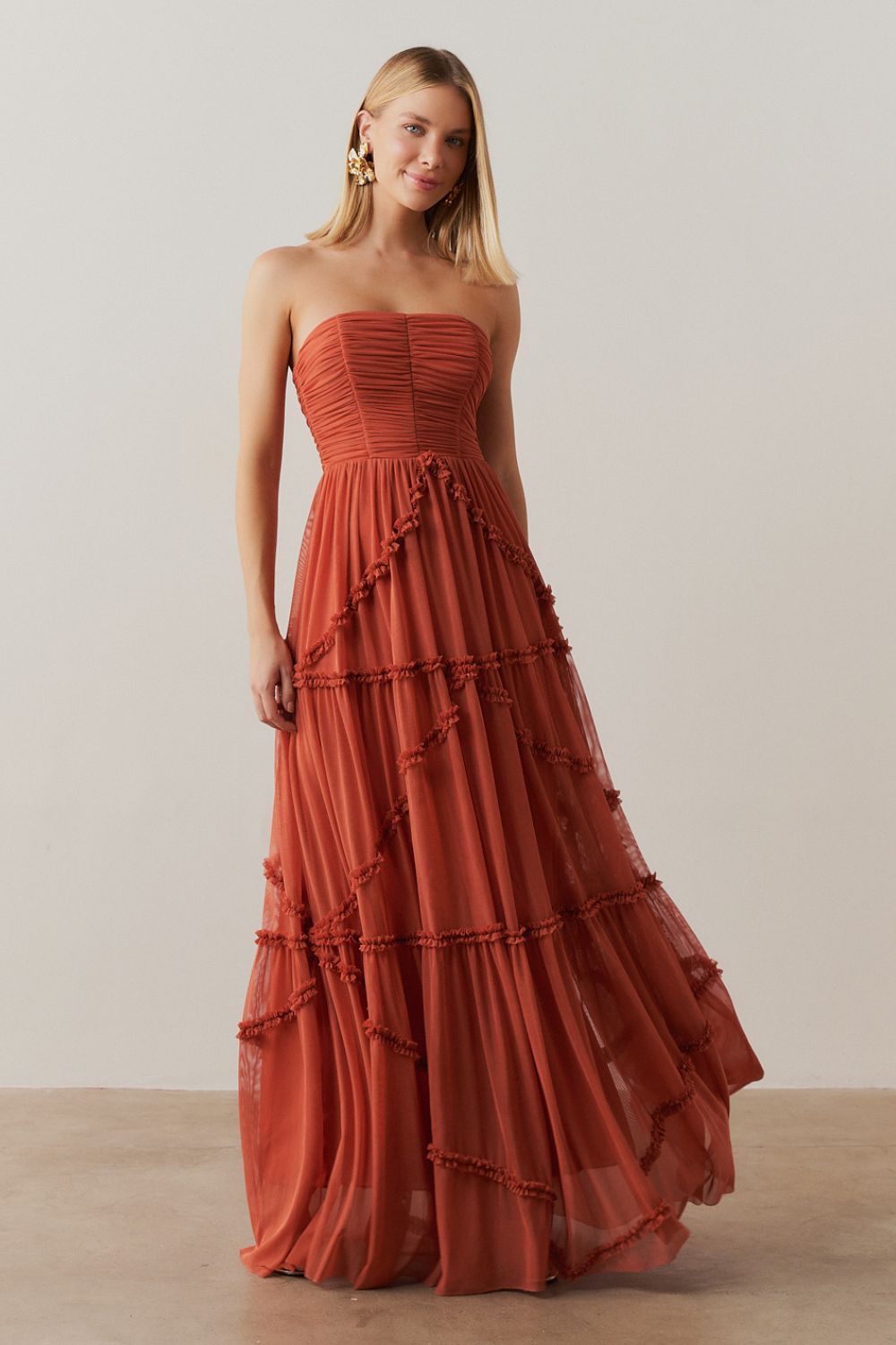 Vestido Longo com Busto Franzido e Saia com Detalhes em Babados - Suiça Terracota
