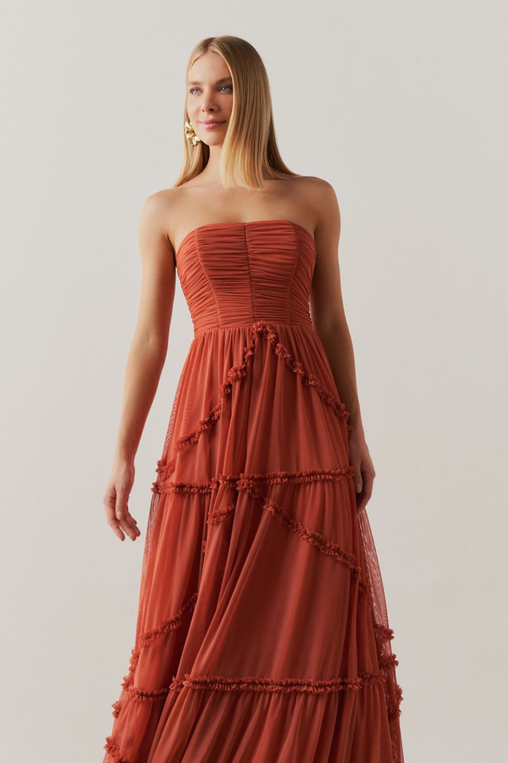 Vestido Longo com Busto Franzido e Saia com Detalhes em Babados - Suiça Terracota
