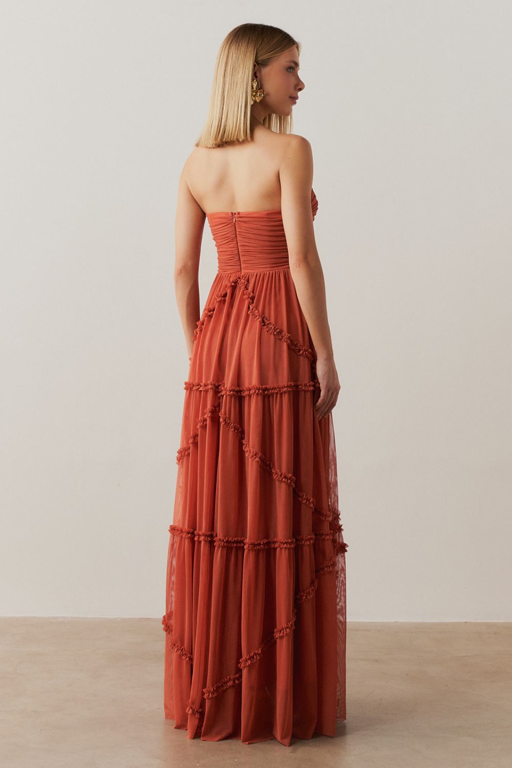 Vestido Longo com Busto Franzido e Saia com Detalhes em Babados - Suiça Terracota