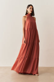 Vestido Longo com Decote Alto, Saia Fluída e Leves Franzidos - Nadine Terracota