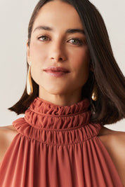 Vestido Longo com Decote Alto, Saia Fluída e Leves Franzidos - Nadine Terracota