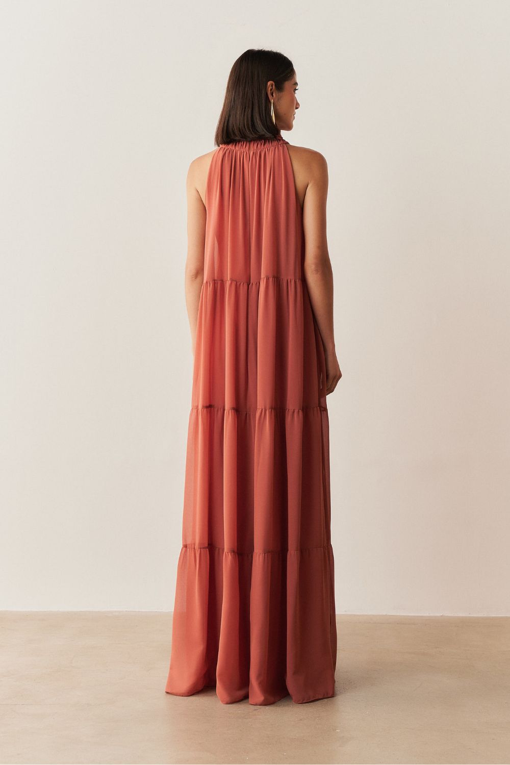 Vestido Longo com Decote Alto, Saia Fluída e Leves Franzidos - Nadine Terracota