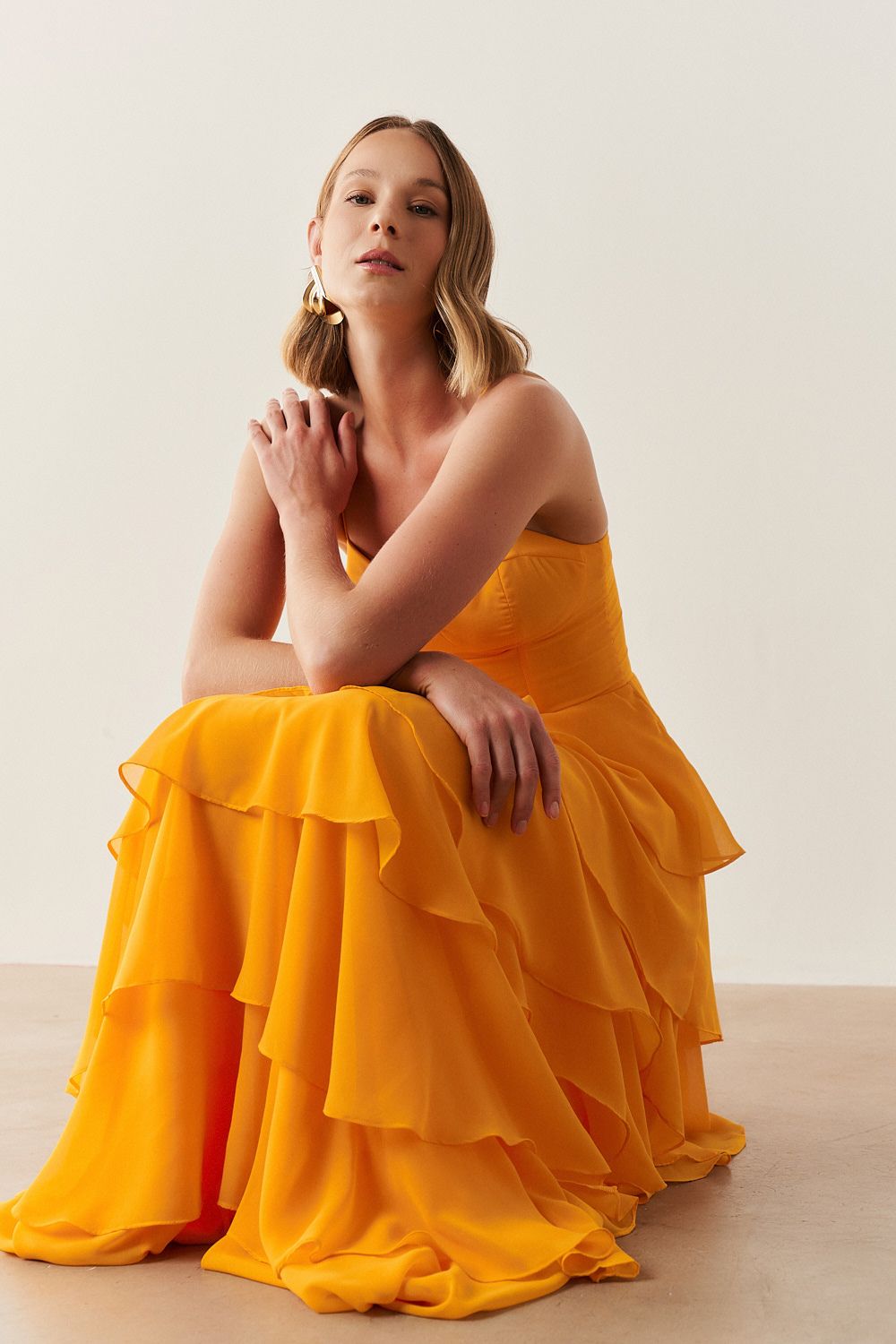 Vestido Longo com Decote coração, Alças Finas e Saia em Babados - Indonésia Amarelo Manga